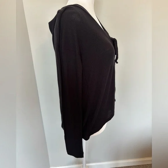 🆕 AEROPOSTALE Long Sleeve Solid Lace-Up V-Neck Tee In Black - Picture 6 of 8